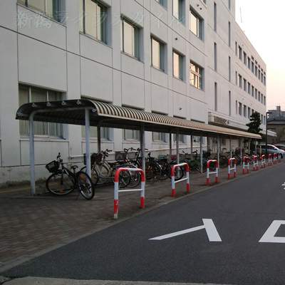 鳥屋野図書館の入り口方向からの外観