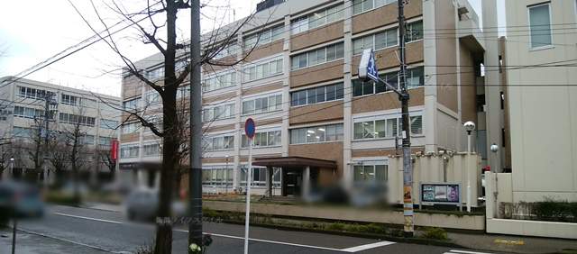 オギノ公園の交差点を挟んで斜め向かいの中央警察署