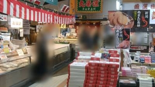 ふるさと村の鮮魚、お土産コーナー