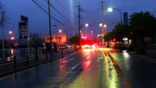 夕暮れの雨の道路