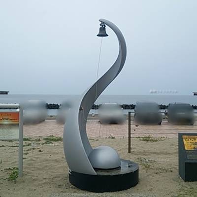 瀬波温泉海岸の恋人の聖地のモニュメントのアップ