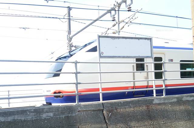 青海川駅を通過する特急しらゆき
