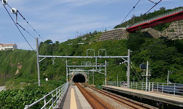 青海川駅のホームからトンネルを望む