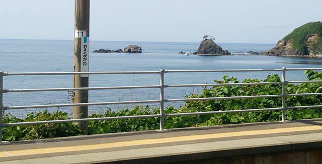 青海川駅の1番線から海を見る