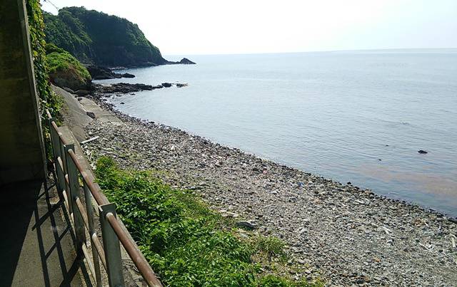 青海川駅の2番線から浜を斜めに見る
