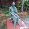 オギノ公園の荻野久作像の近影