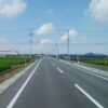 新しいキレイな舗装道路が走り、両脇には田んぼが続く