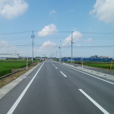 新しいキレイな舗装道路が走り、両脇には田んぼが続く