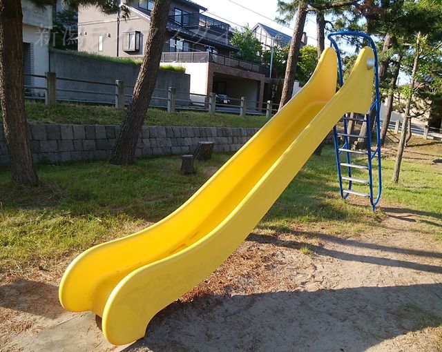 青山新町公園の滑り台