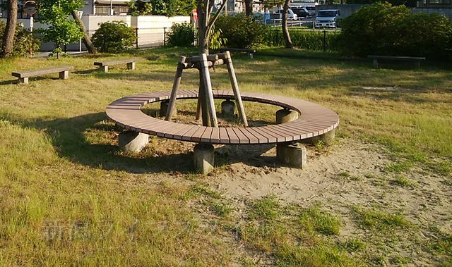 青山新町公園の木を囲むようにある円形ベンチ