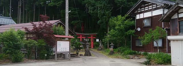 羽黒神社の敷地入ってすぐの場所。奥に赤い鳥居が見える