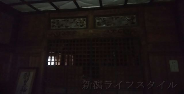 羽黒神社の社殿の中の正面奥には、障子戸のようになっていて、さらに奥の部屋がある