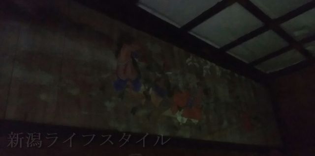 羽黒神社の社殿の中の左壁の絵画