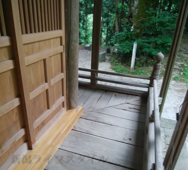 羽黒神社の社殿の扉の前を右方向に
