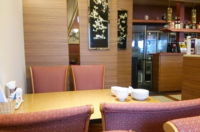 四川飯店村上のテーブル席