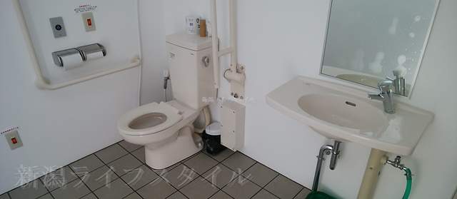 上堰潟公園の第2駐車場の多目的トイレ