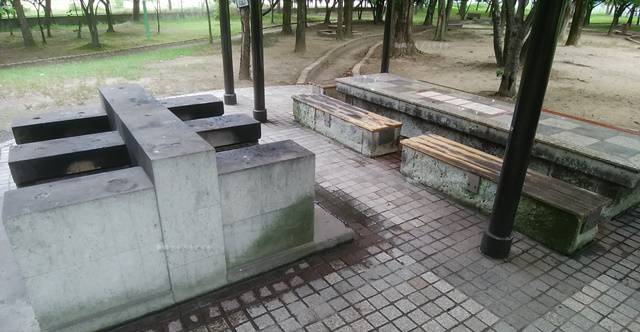 亀田公園のバーベキュー場のかま場と石テーブル