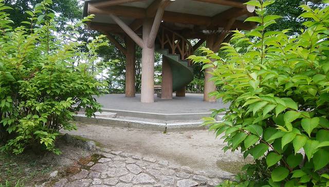 亀田公園の展望台の1F部分の柱とらせん階段が見える