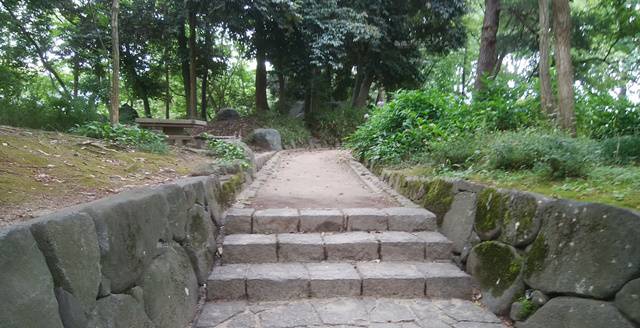 亀田公園の裏側入り口のそばの石段