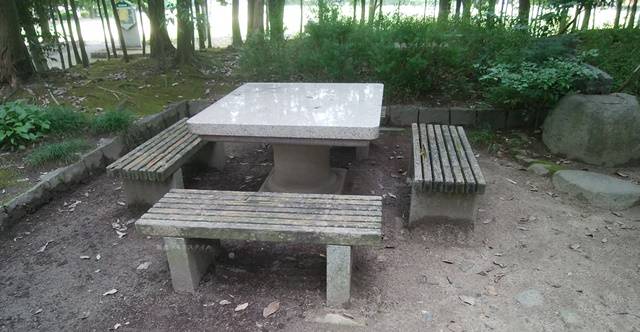 亀田公園の遊歩道にあるベンチとテーブル