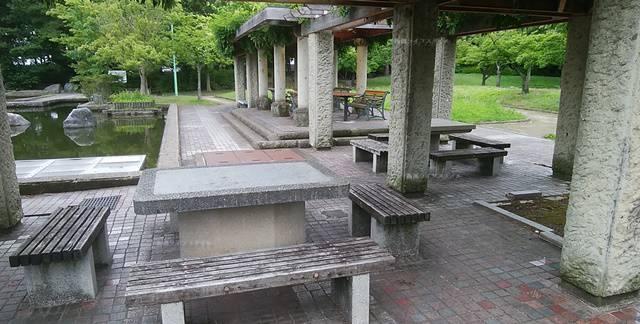 亀田公園の池のほとりのベンチ