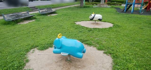 亀田公園の単純な乗り物遊具