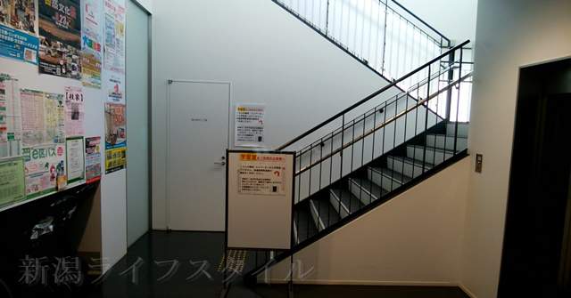 新津図書館入ってすぐ右の階段