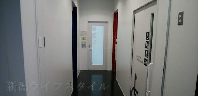 新津図書館1Fのトイレ入口