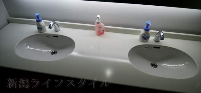 新津図書館の男子トイレの手洗い場