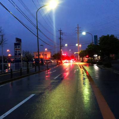 夕暮れの雨の道路