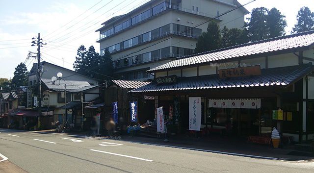 弥彦神社の大門町駐車場から正面の商店街を眺める