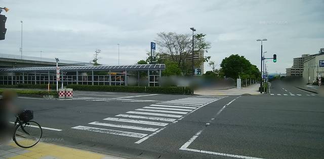 朱鷺メッセのB駐車場の前の交差点からB駐車場方向を見る。歩道にはアーケードがある