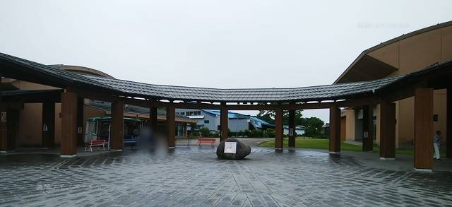 道の駅とちおに併設の栃尾産業交流センター「おりなす」の横のピロティ部分