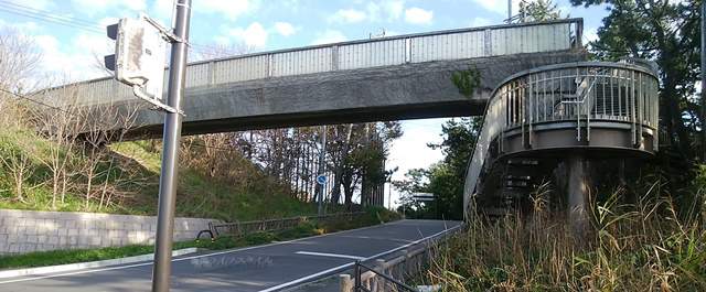 ドン山そばの交差点の木製歩道橋
