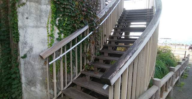 ドン山付近の木製歩道橋に上がる階段