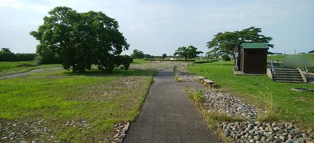 阿賀野川ふれあい公園のトイレ裏の遊歩道