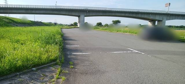 阿賀野川河川公園のバーベキュー場付近の駐車場から高速道路の方を見る