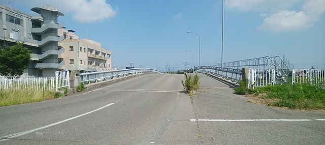 親松排水機場前の橋にさしかかる所
