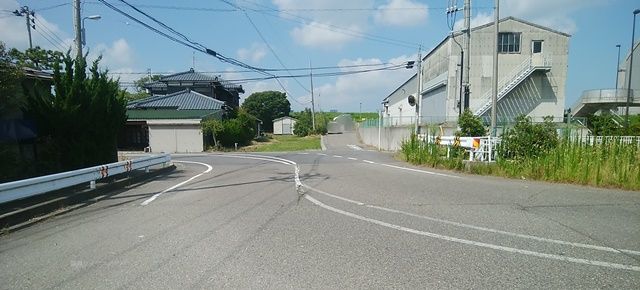 親松排水機場の脇の、県道1号線に続く小道